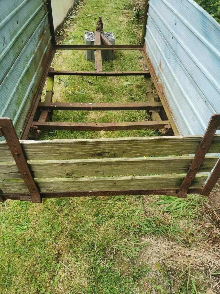 Trailer with 2 water tanks and car trailer frame - Image 4