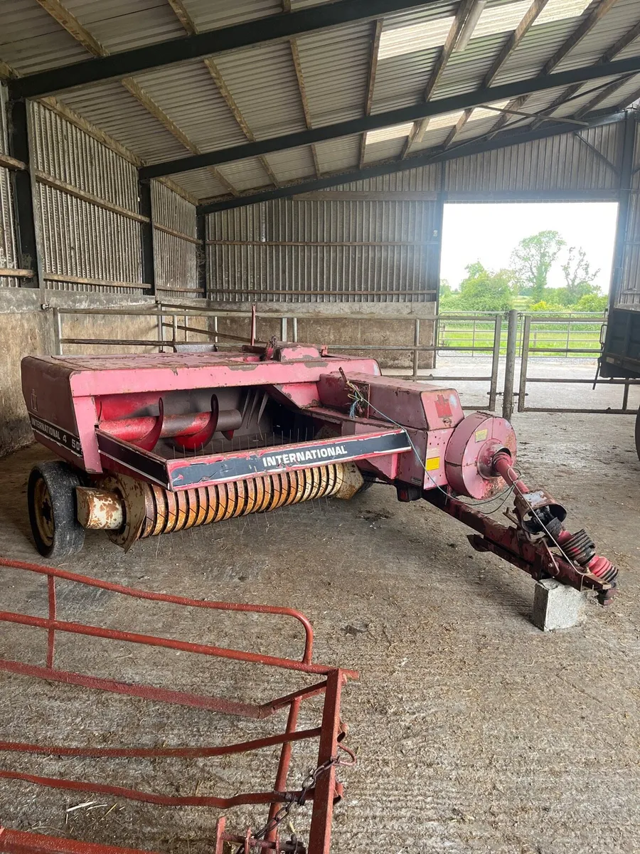 International 445D small square baler - Image 1