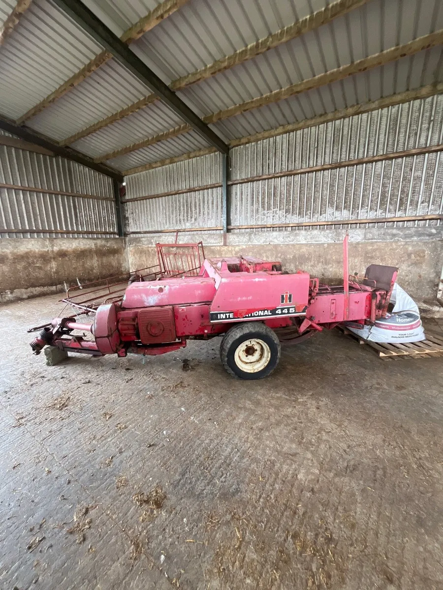 International 445D small square baler - Image 2