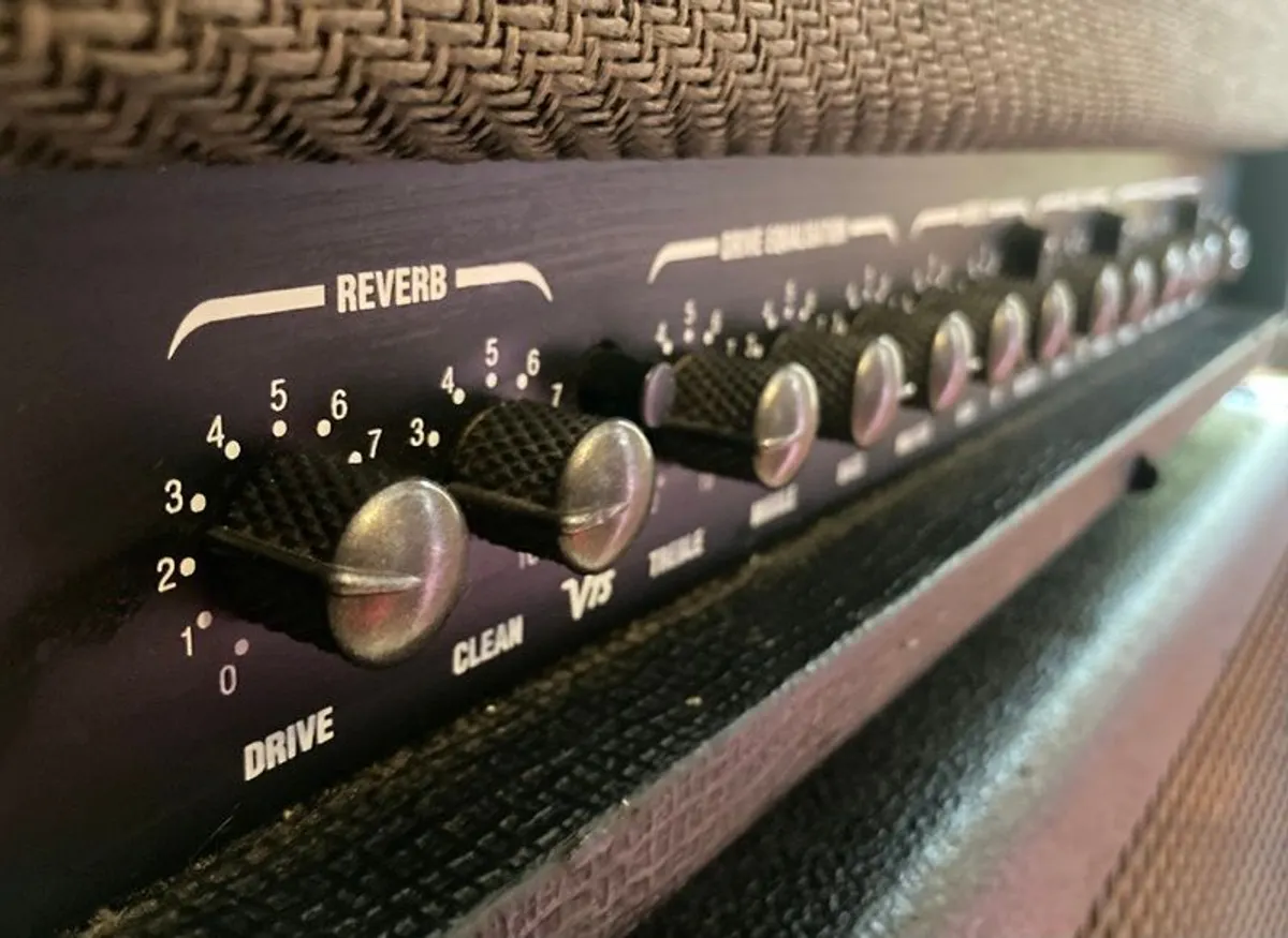 Laney LV300H + Laney LX412A Angled Speaker Cabinet - Image 3
