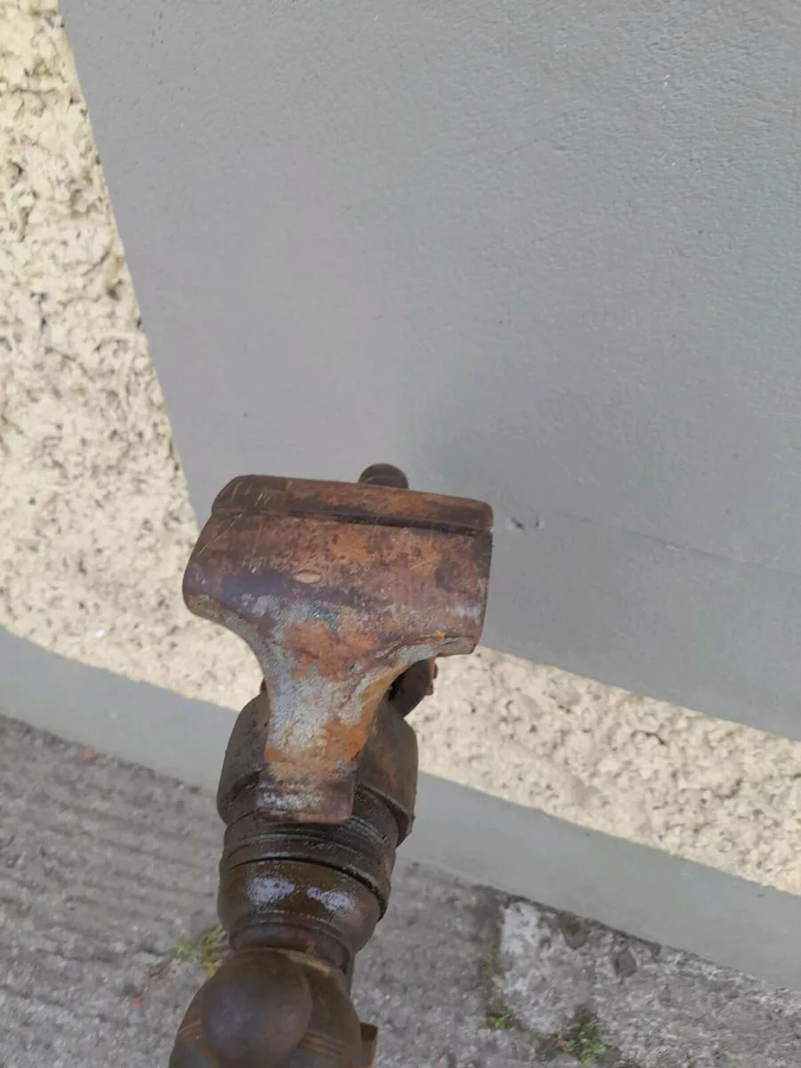Antigue blacksmiths forge vice - Image 2