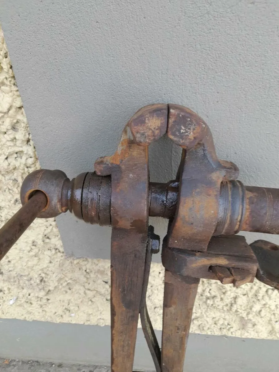 Antigue blacksmiths forge vice - Image 4