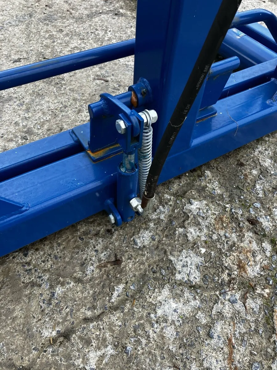 Dowd Single Bale lifter hydraulic latch - Image 3