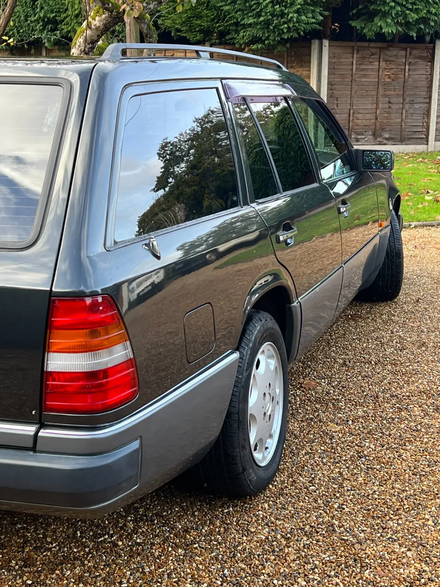 Mercedes-Benz E-Class 1993 - Image 2