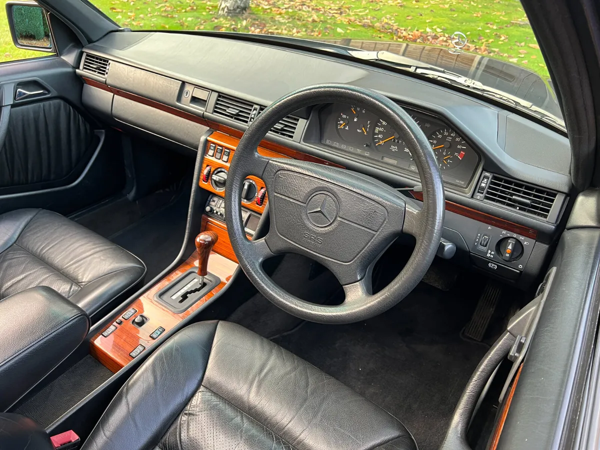 Mercedes-Benz E-Class 1993 - Image 3