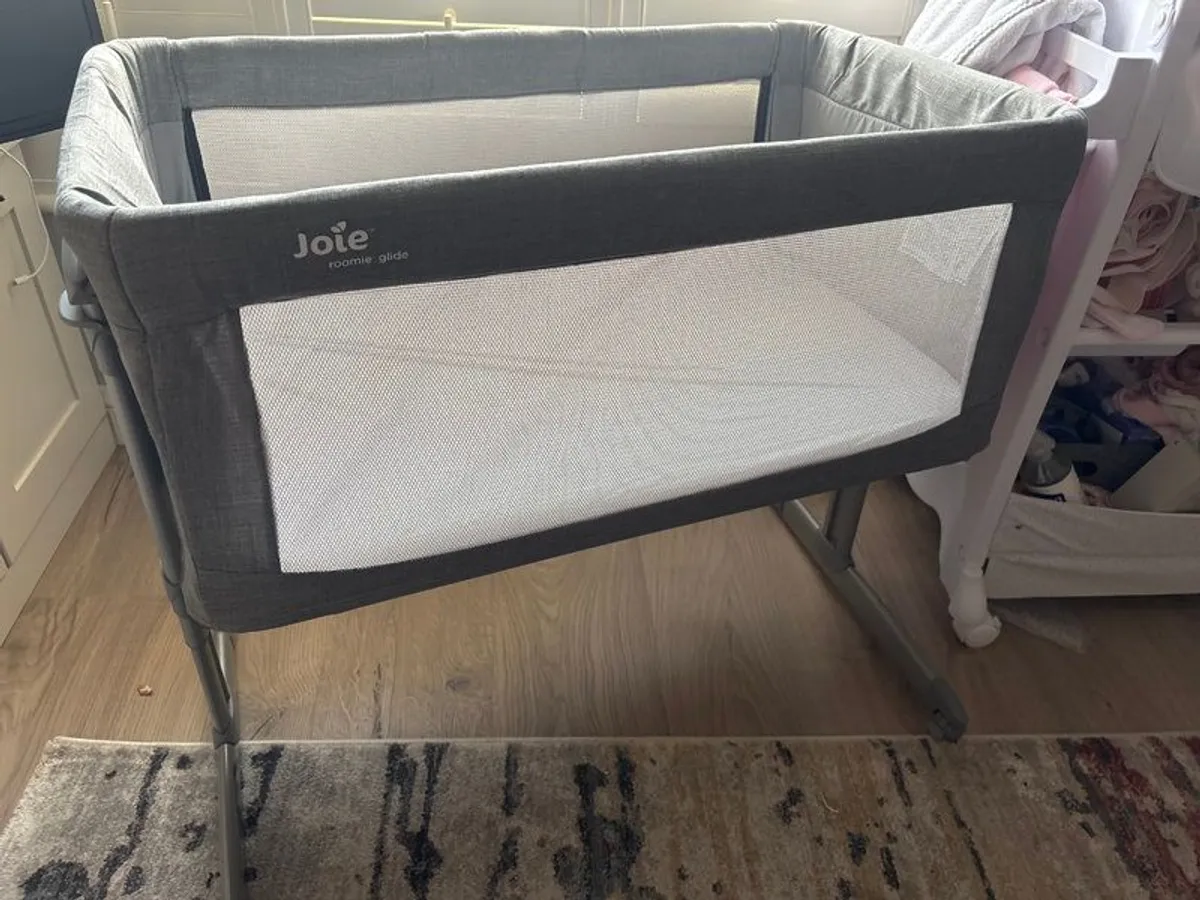 Cot- Co Sleeper/ next to me bed- Joie Roomie Glide - Mattress included - Image 2