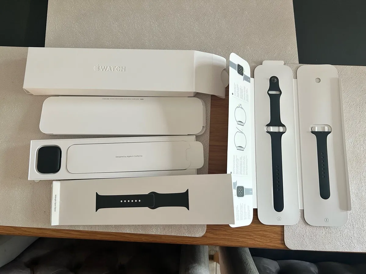 Apple Watch 8 45mm like new in box - Image 2