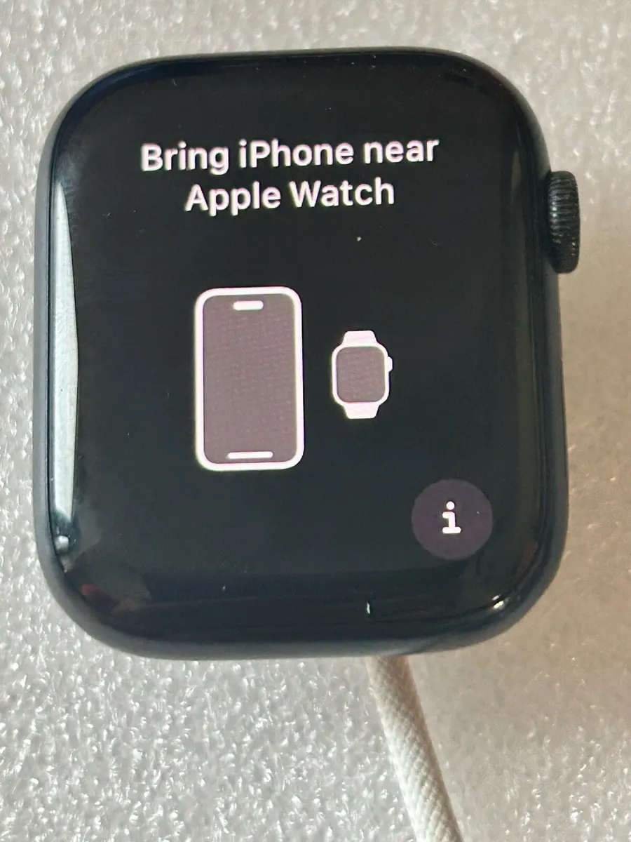 Apple Watch 8 45mm like new in box - Image 3