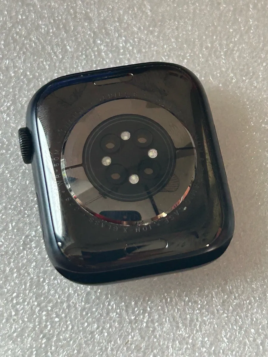 Apple Watch 8 45mm like new in box - Image 4