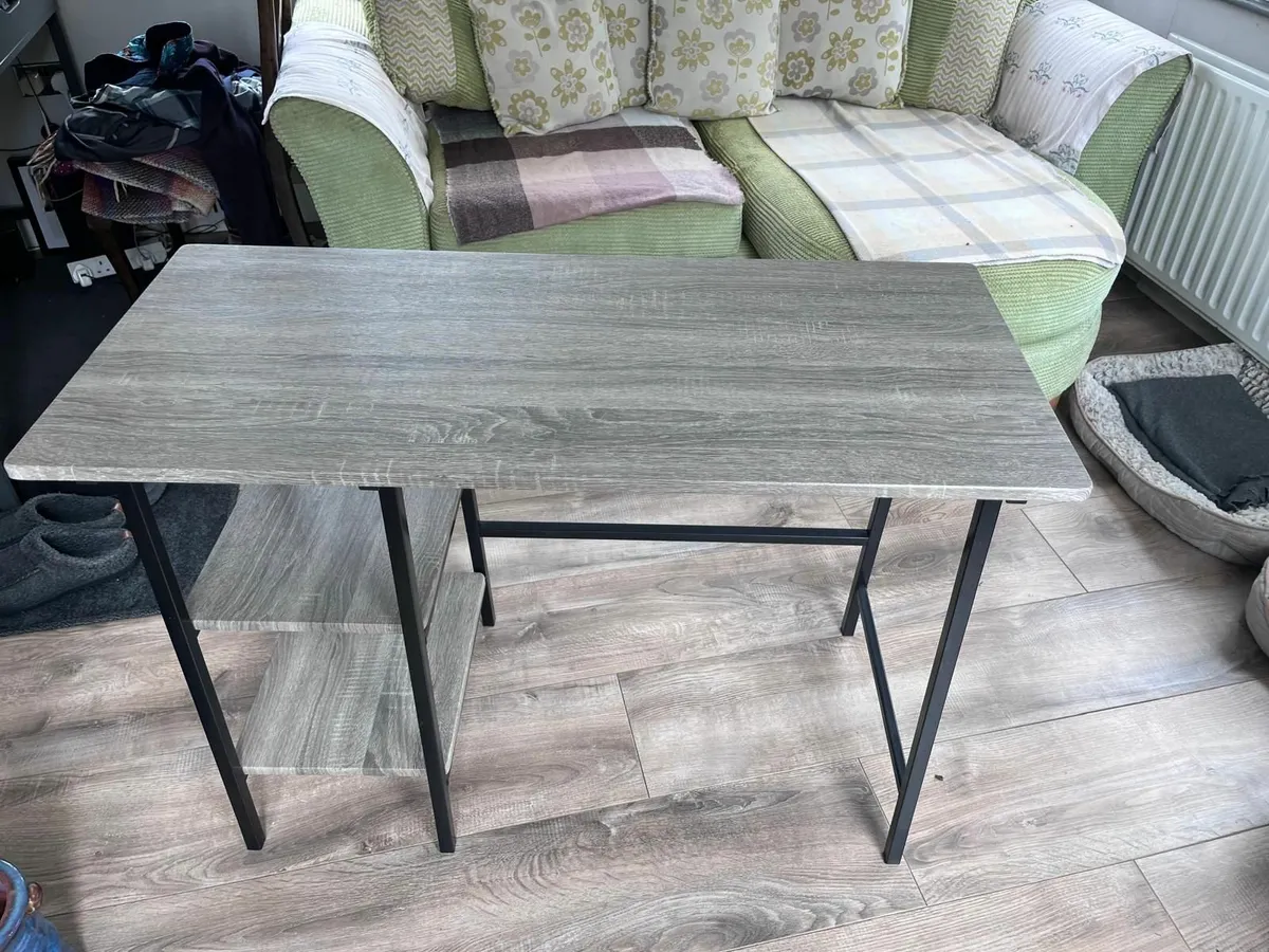 Small desk - Image 1