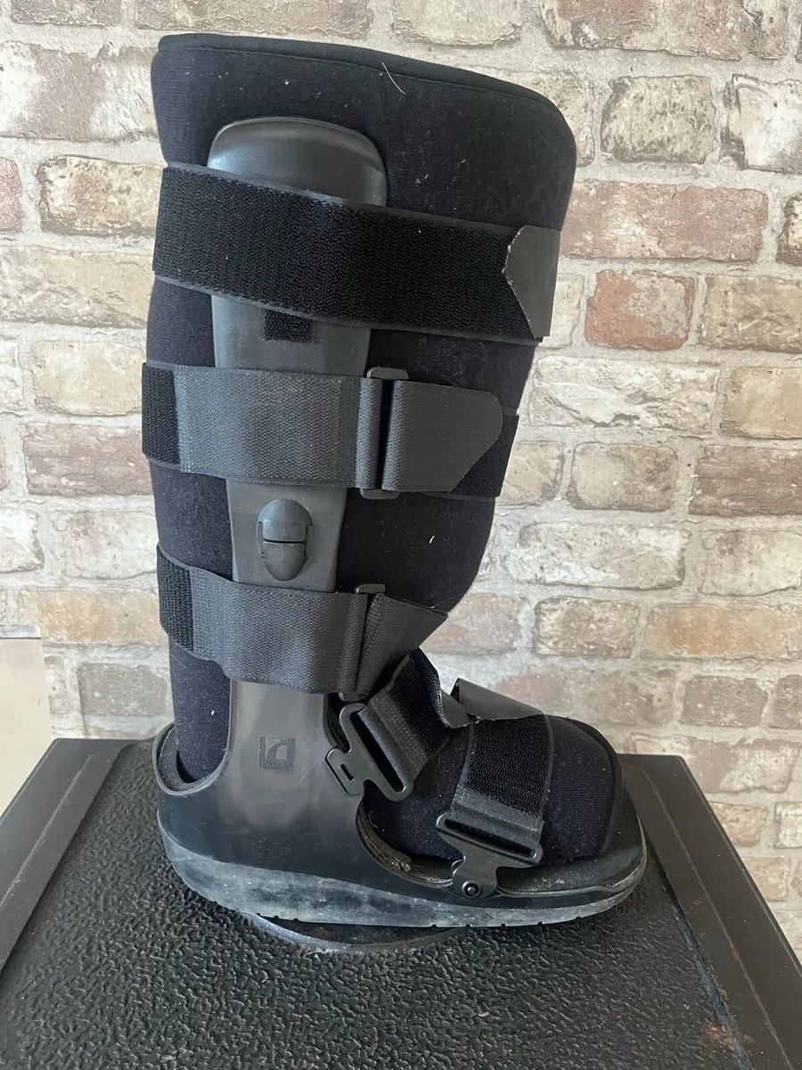 Formfit Orthopaedic Boot Size Medium - Image 1