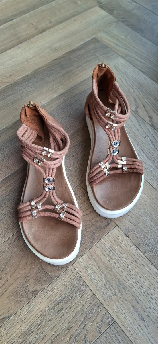 Tan inuovo sandles - Image 1