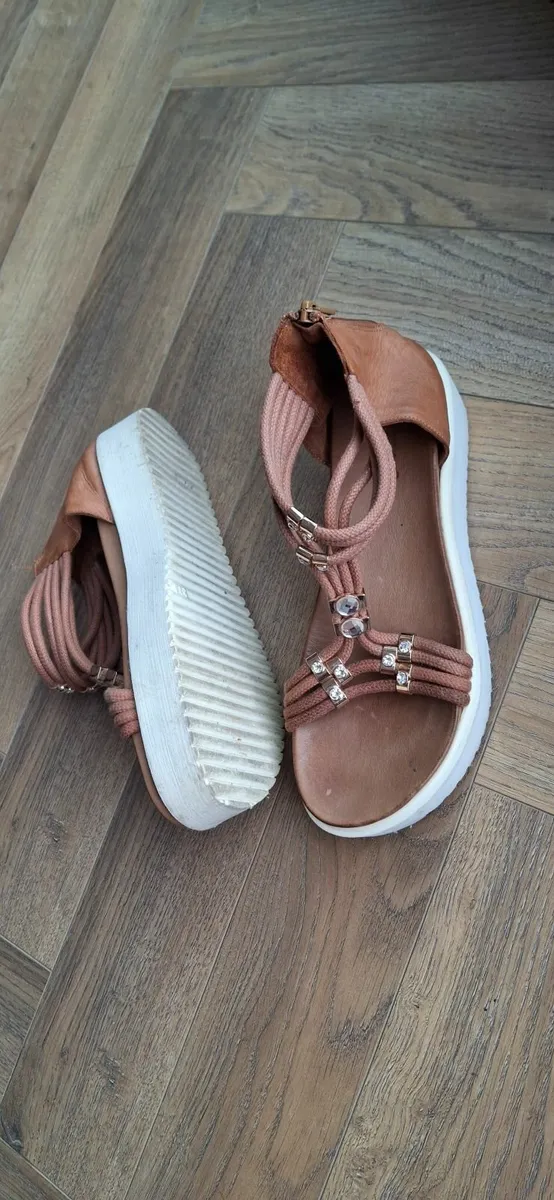 Tan inuovo sandles - Image 3