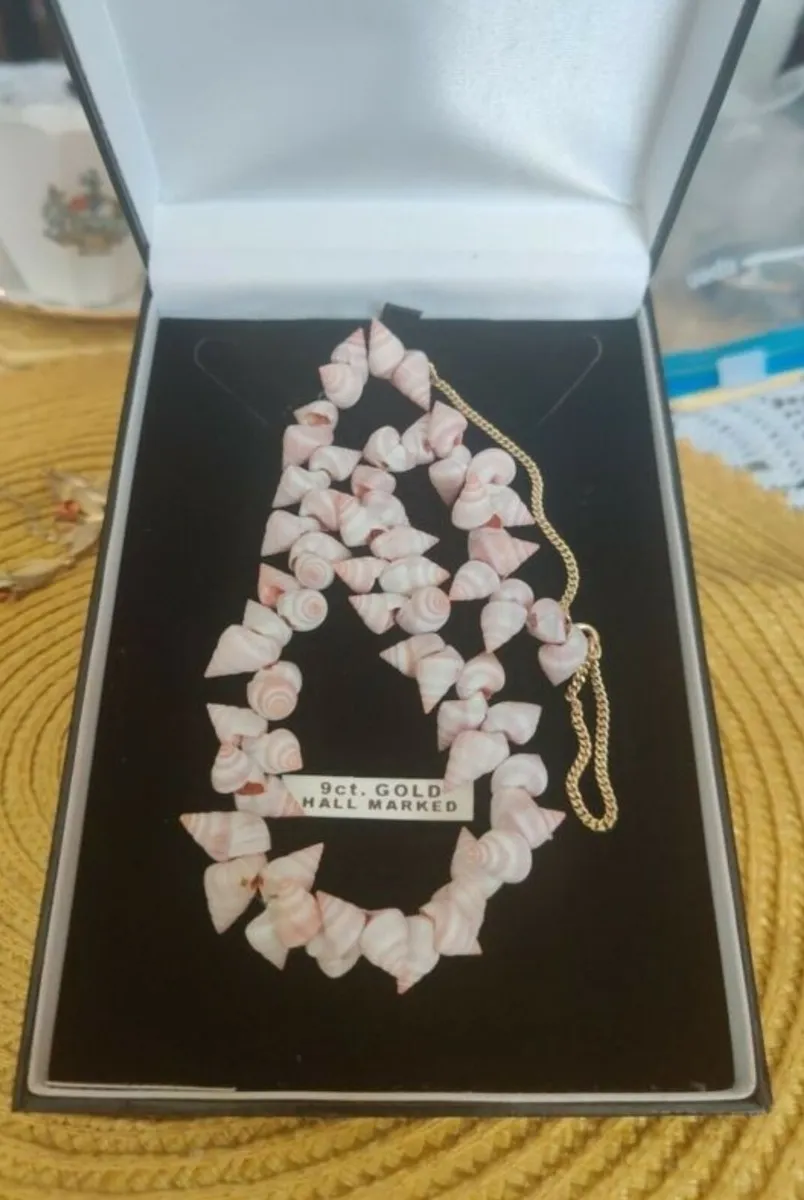 9ct Gold shell necklace - Image 1