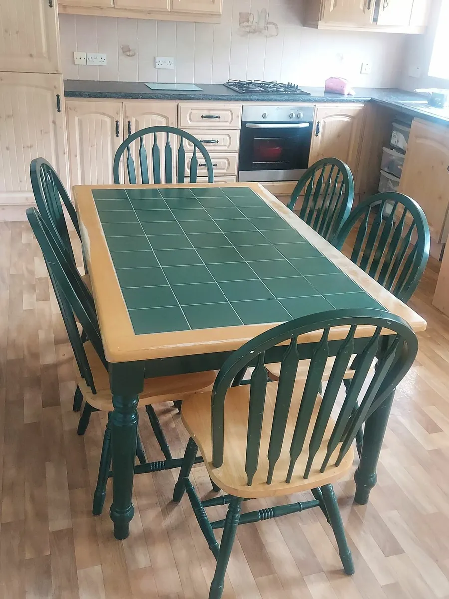 Table and chairs - Image 2