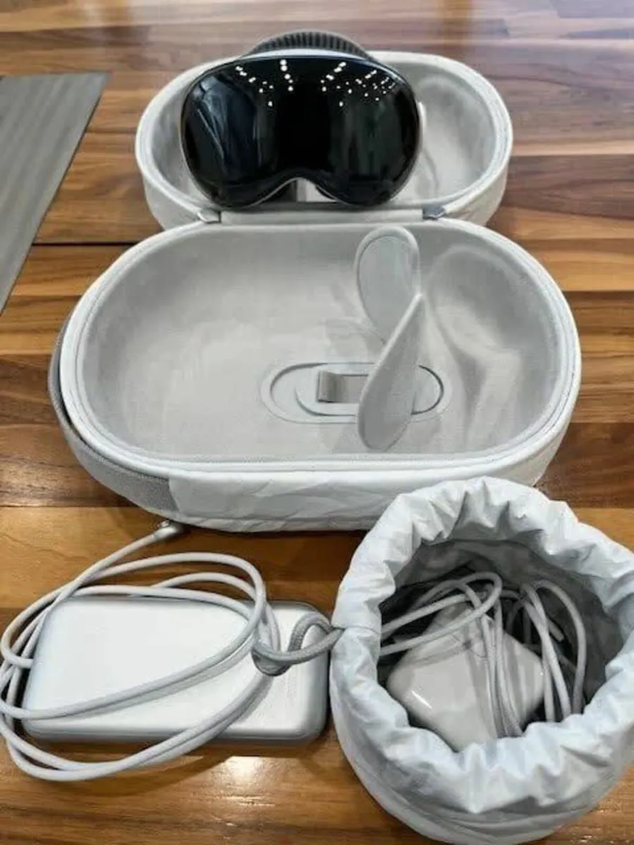 Apple Vision Pro 1TB Dual Loop & Solo Knit Bands - Image 2