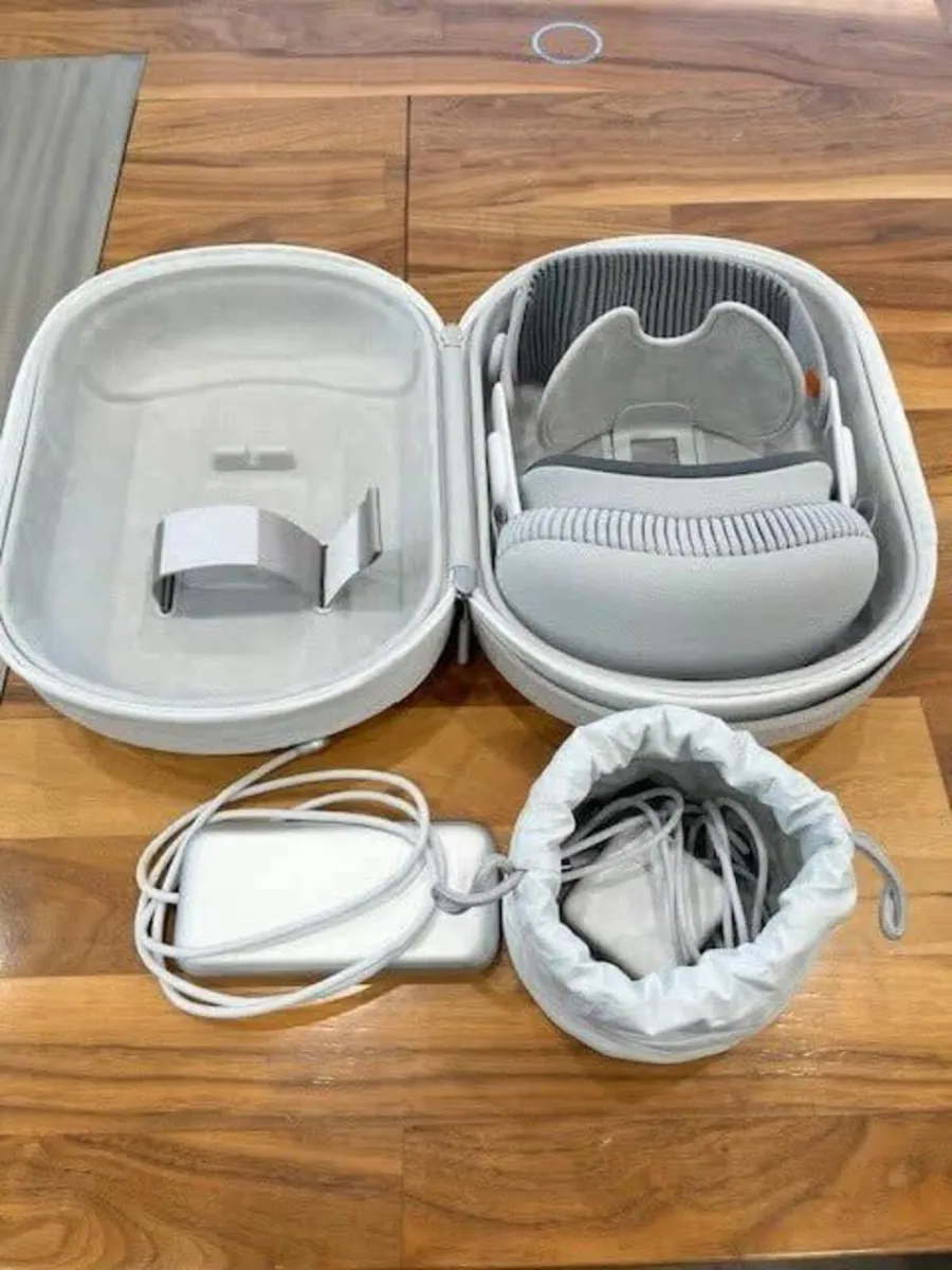 Apple Vision Pro 1TB Dual Loop & Solo Knit Bands - Image 3