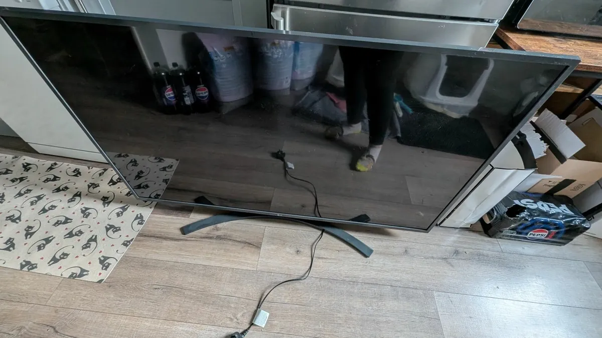 55" LG SMART TV 4K - Image 1