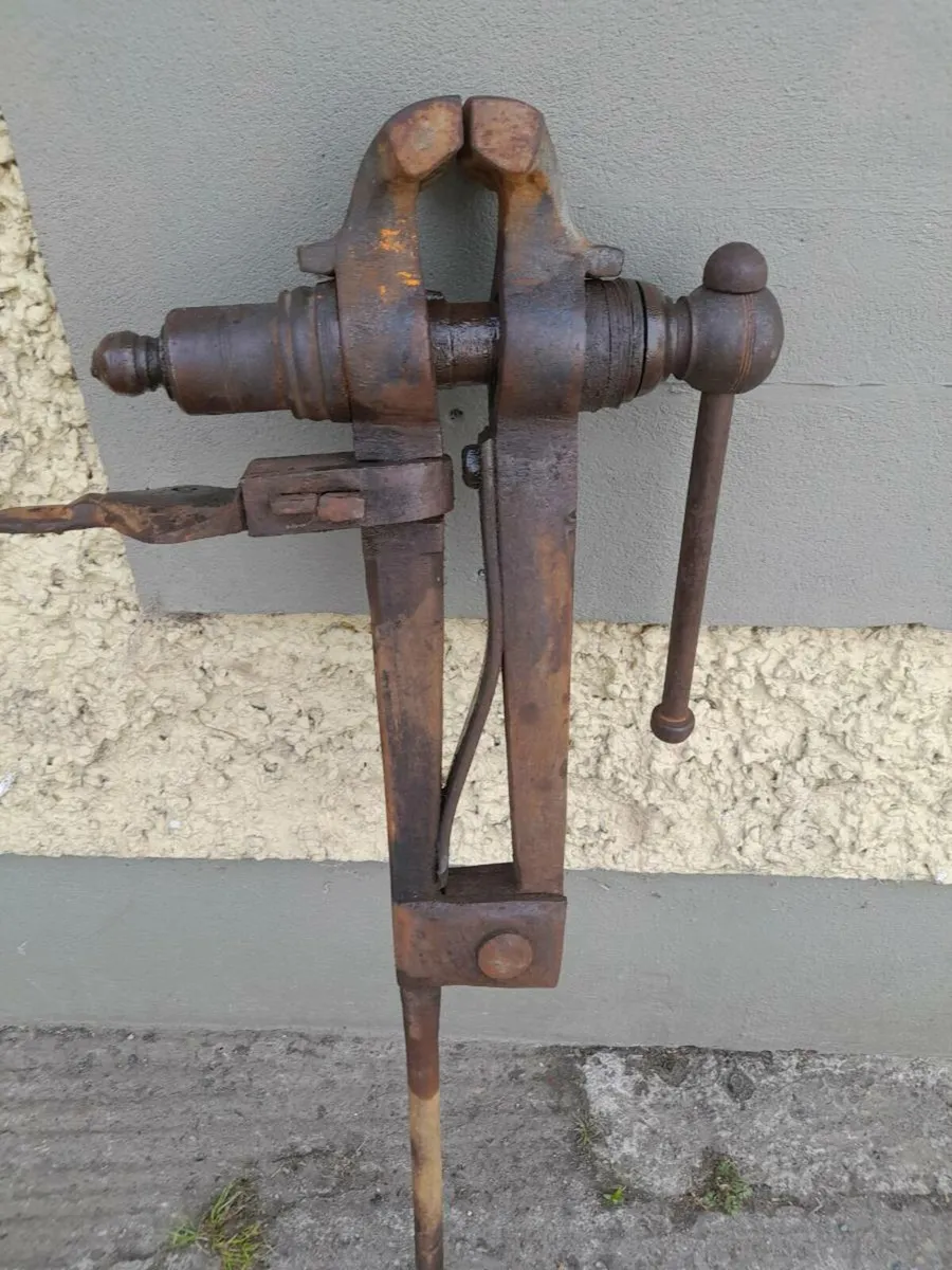 Antigue blacksmiths forge vice - Image 1