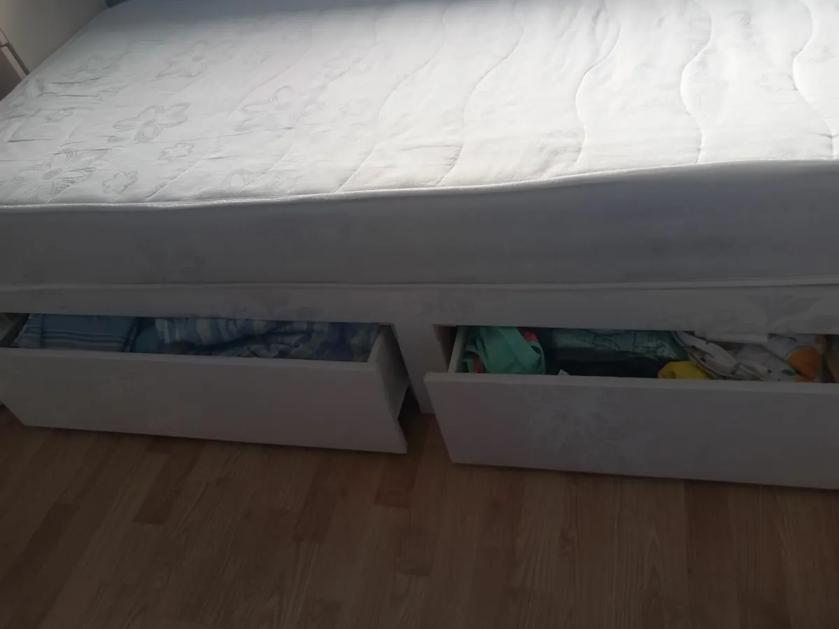 Single bed - Image 1