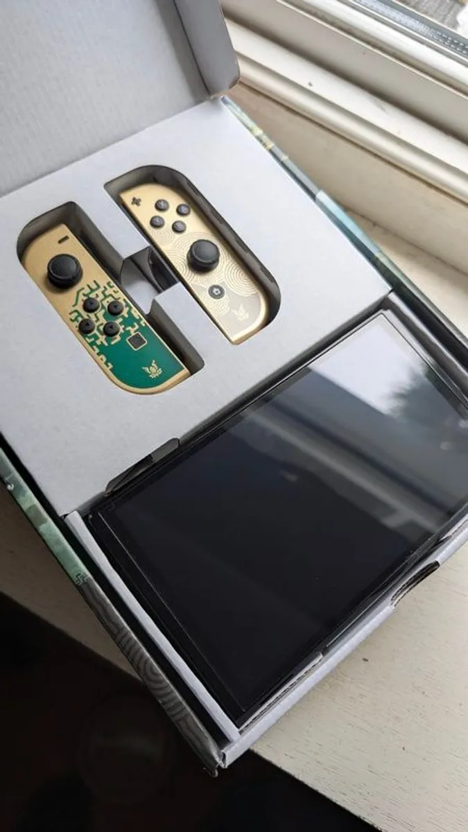 Switch Oled TOTK boxed + PRO controller+ split pad pro + hardcase - Image 2