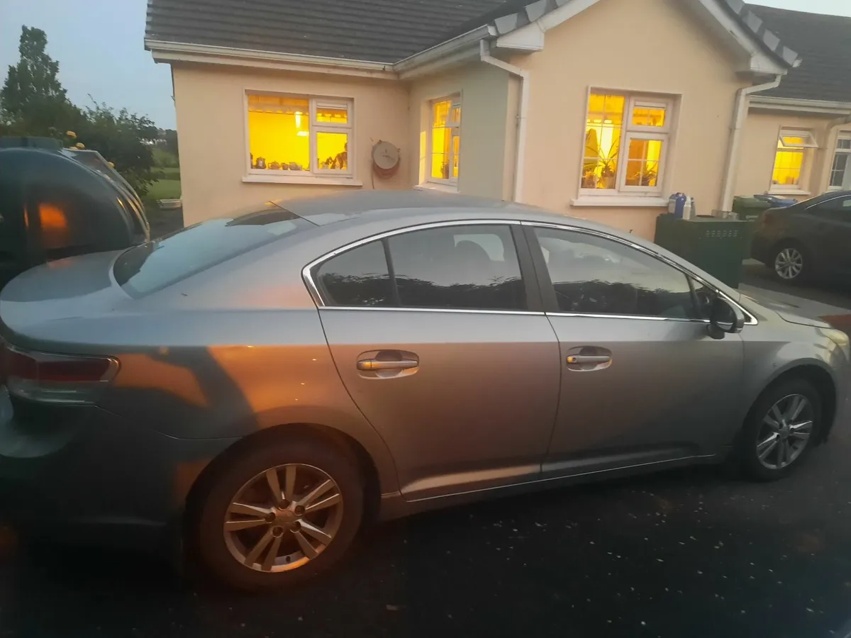 Toyota Avensis 2010 - Image 2