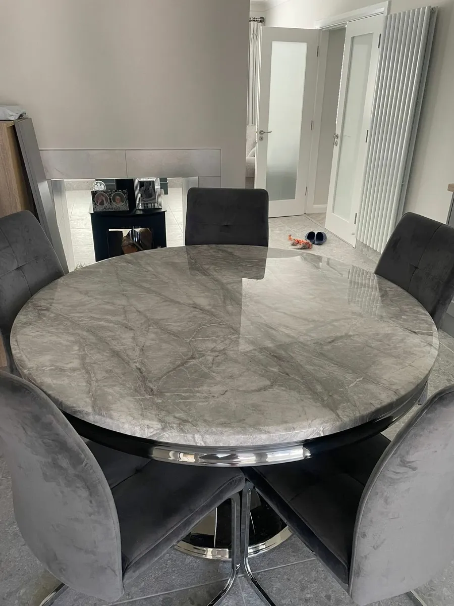 Dining table and 6 chairs - Image 1