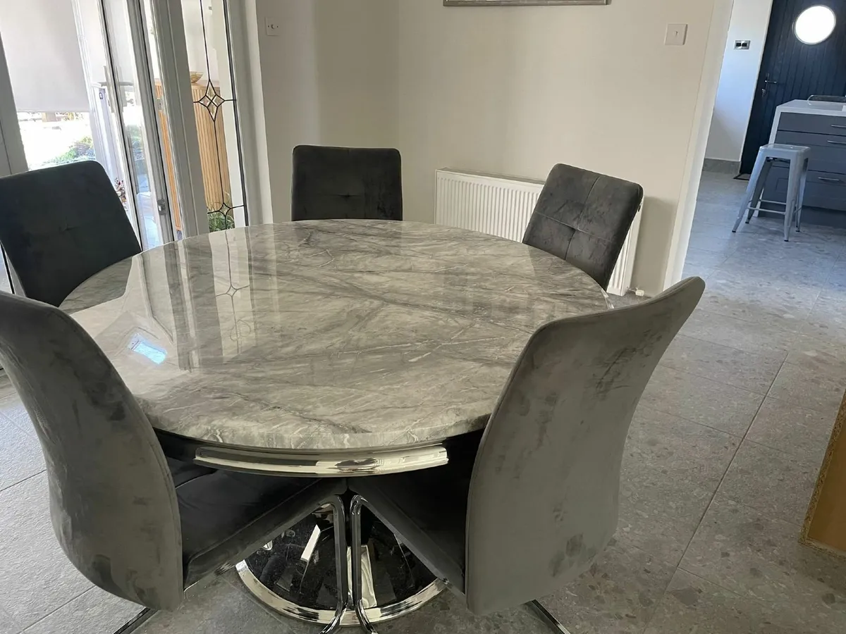 Dining table and 6 chairs - Image 2