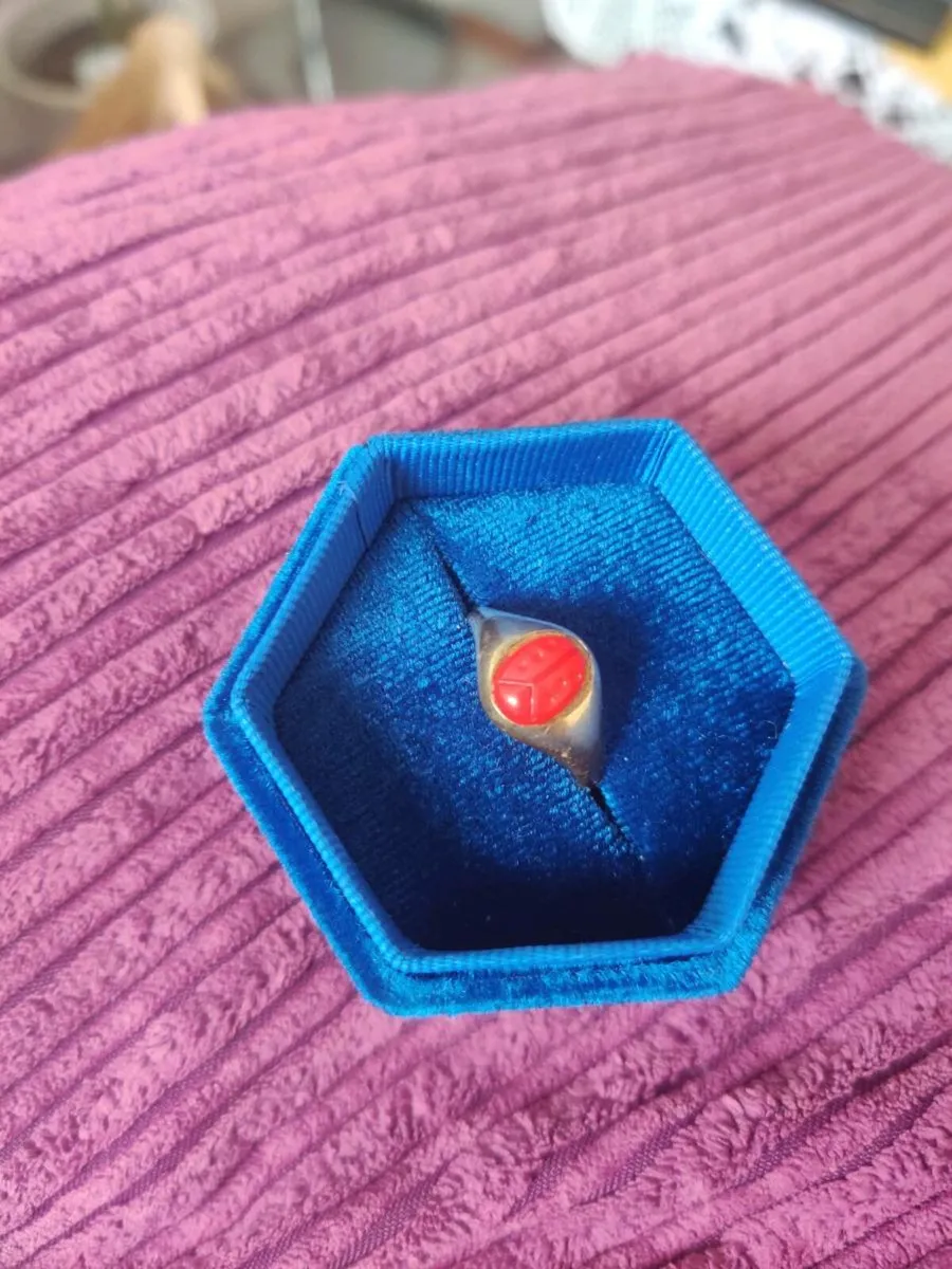 9ct Gold signet ring - Image 1