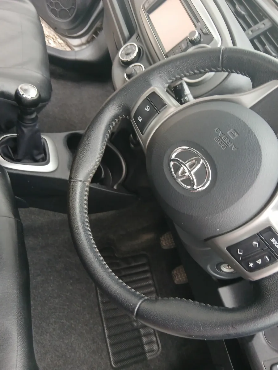 Toyota Yaris 2012 - Image 2