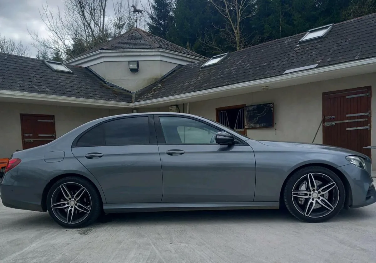 Mercedes E220 AMG LINE - Image 4