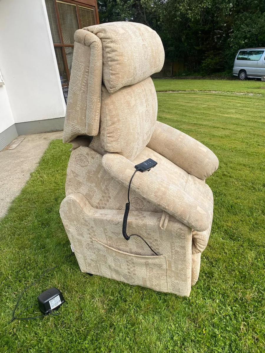 LA-Z-BOY Electric Riser Recliner Mobility Chair 3 - Image 3