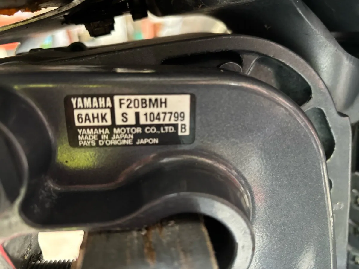 20cc Yamaha four stroke outboard engine - Image 4