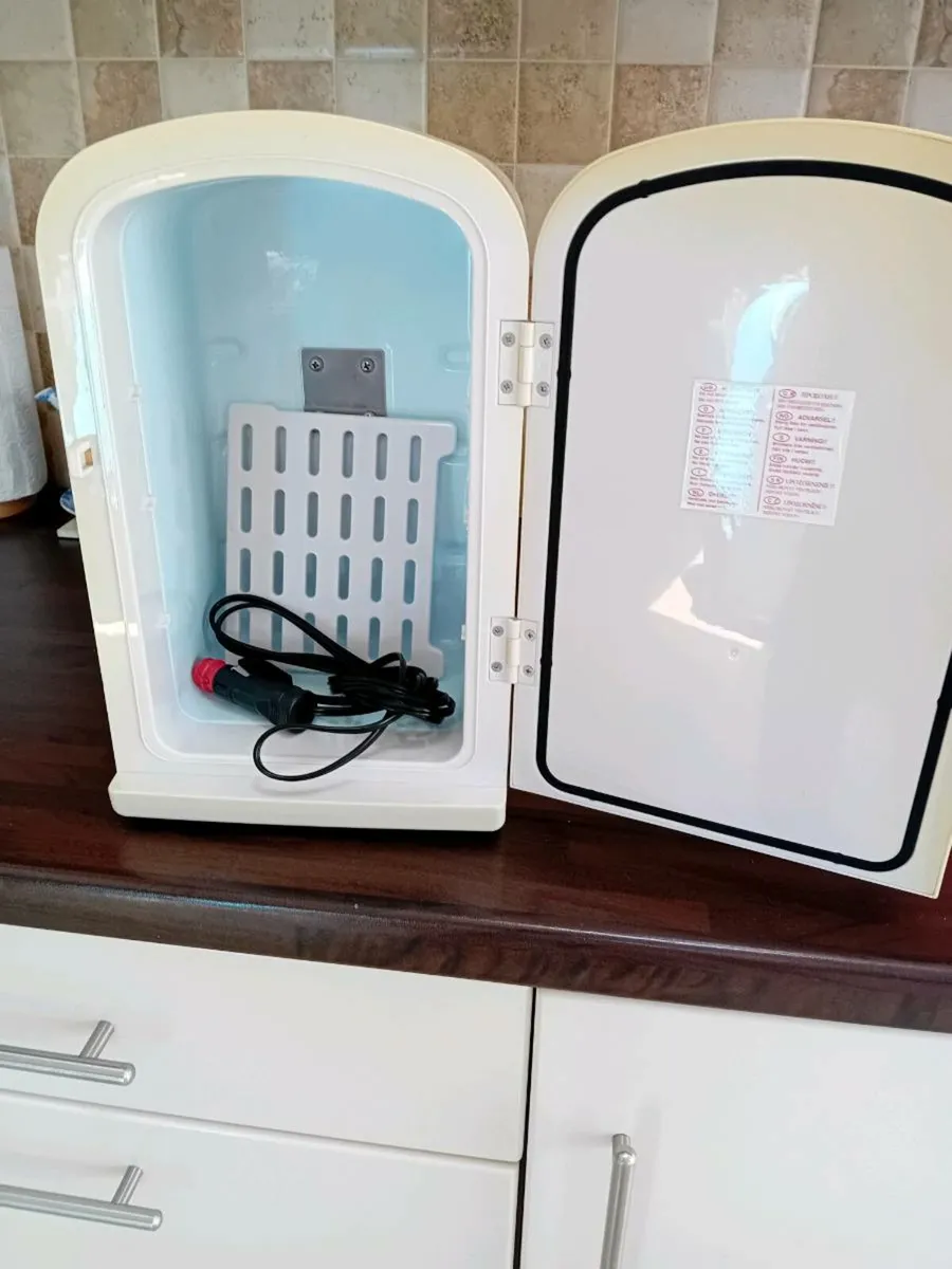 MINNI FRIDGE   HAS  IN CAR  CHARGER  ONLY - Image 1