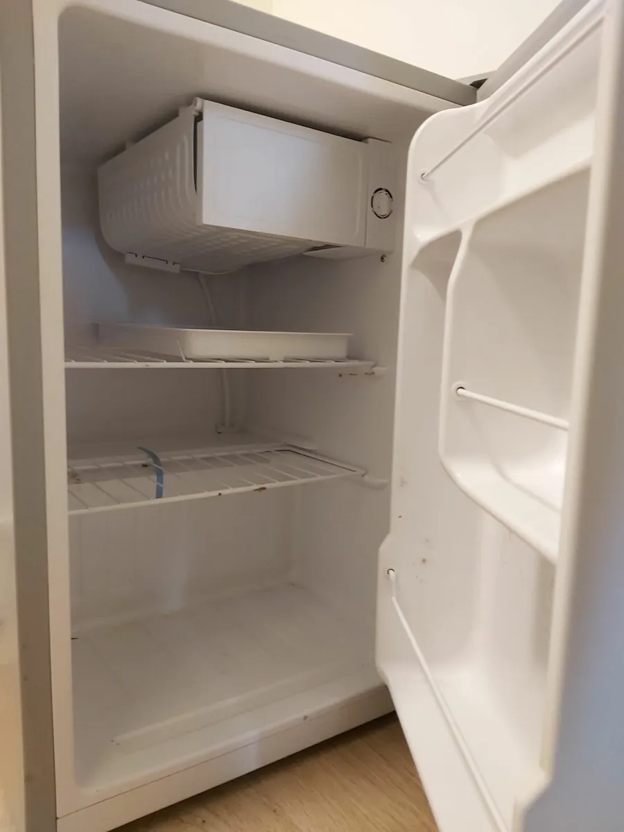 LOGIK LTT68S23 Mini Fridge - Silver - Image 4
