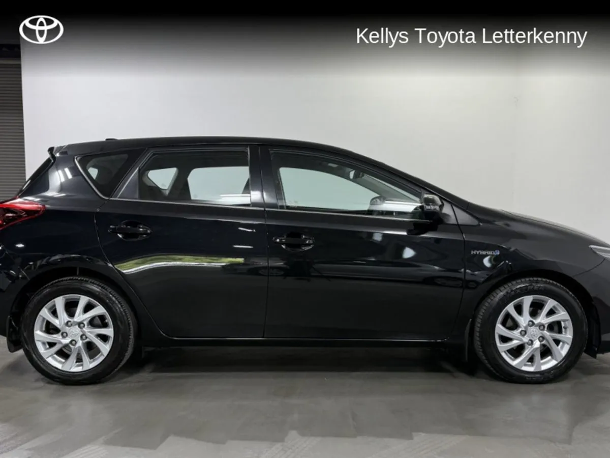 Toyota Auris 1.8 Hybrid Luna 4DR Auto  37 - Image 3