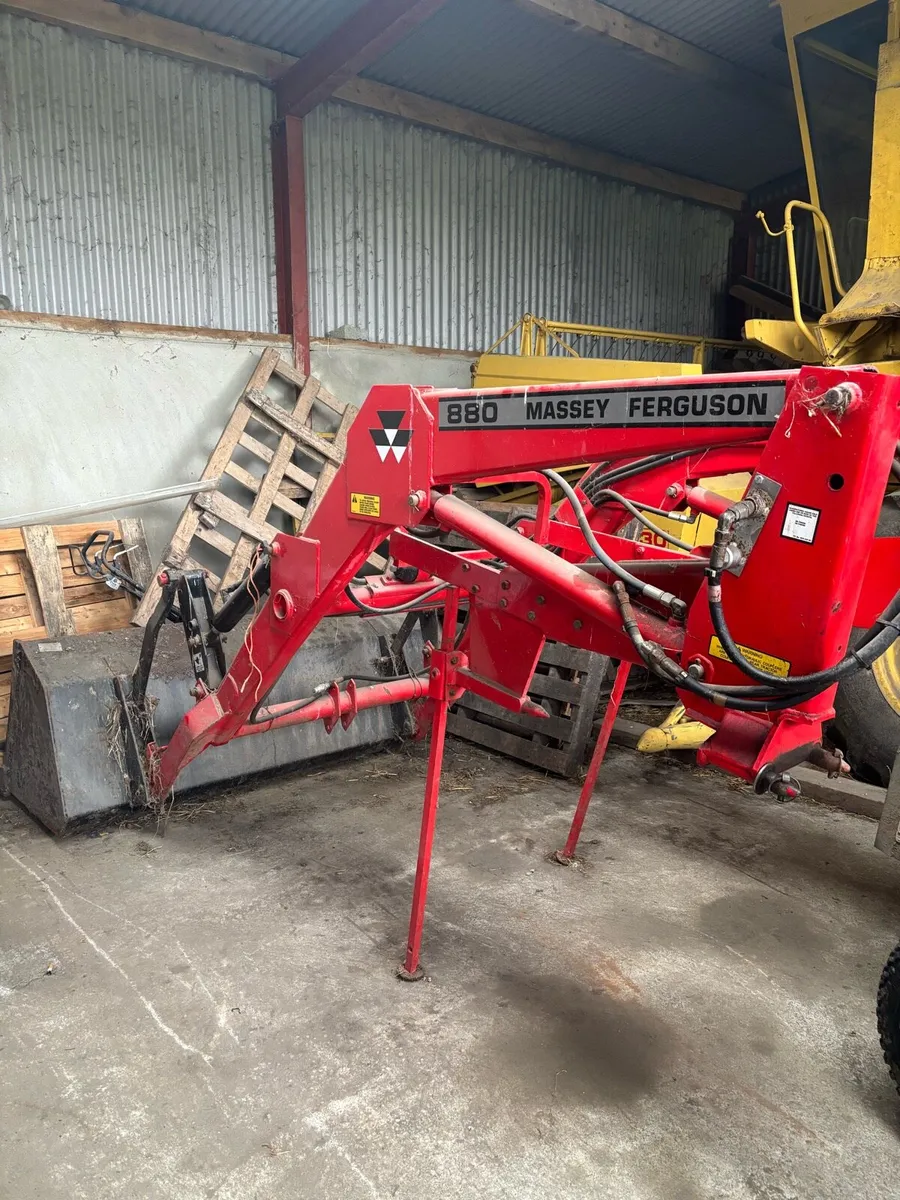 Massey Ferguson 880 loader - Image 1
