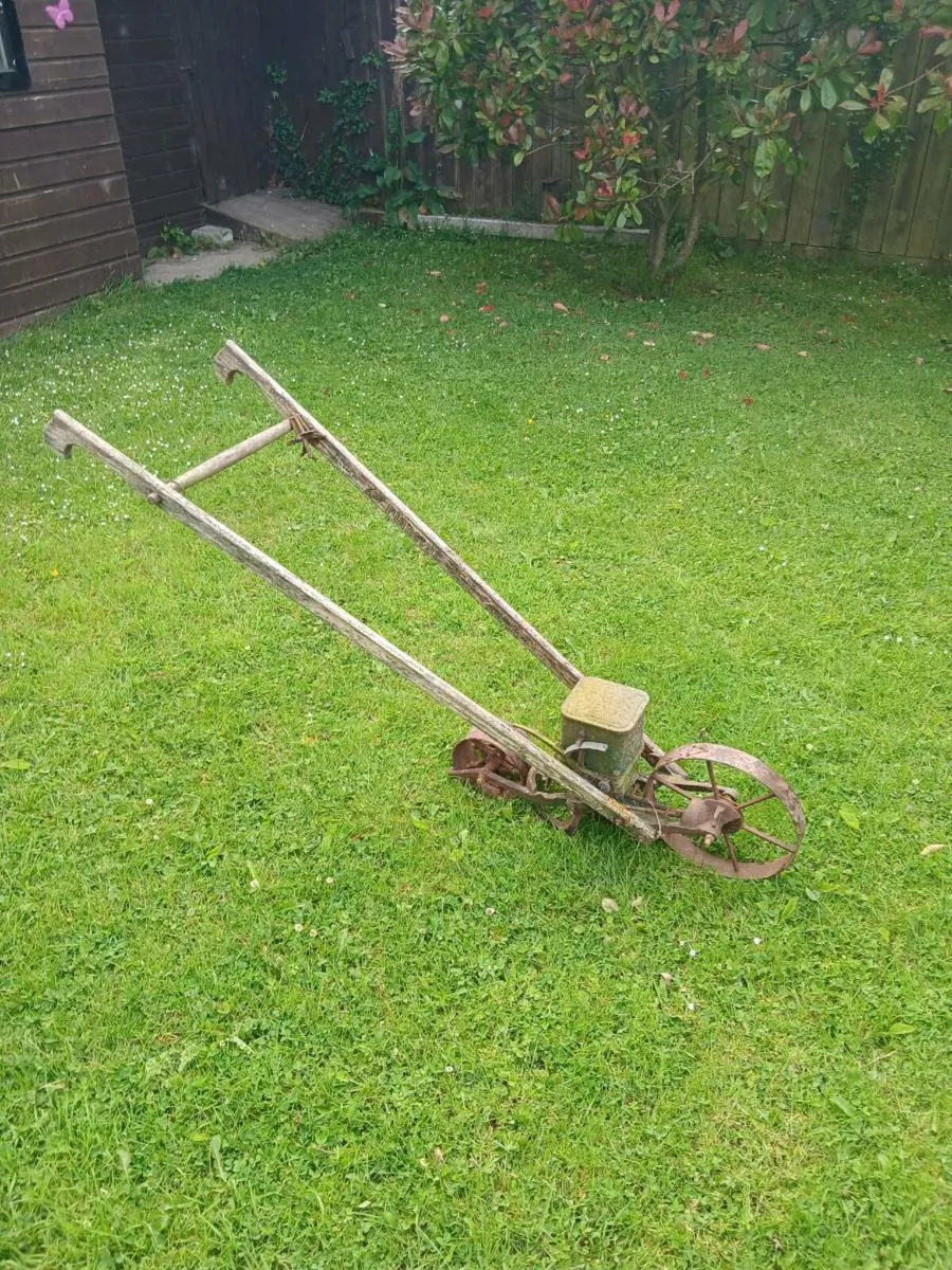 Vintage seeder - Image 2