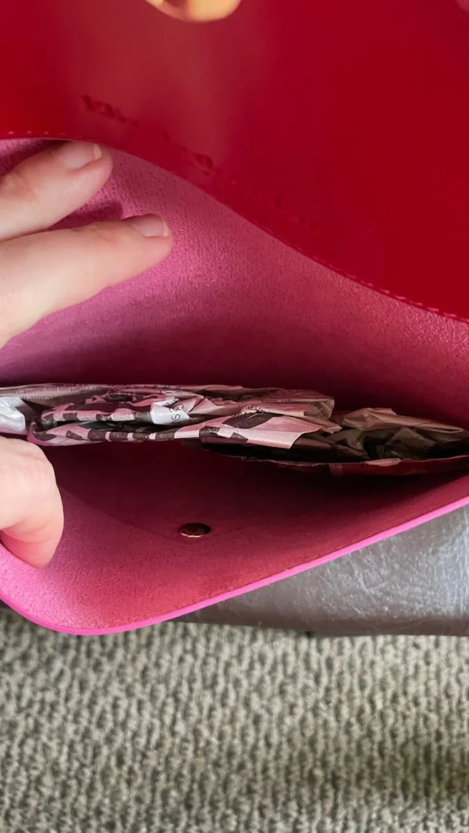 Women’s Elizabeth Arden new clutch - Image 3
