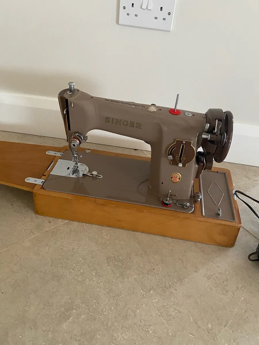 Singer sewing machine - Image 1