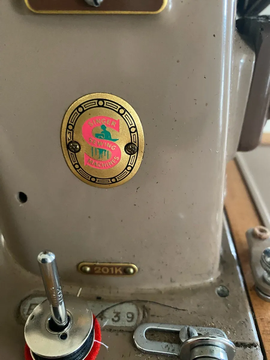 Singer sewing machine - Image 2