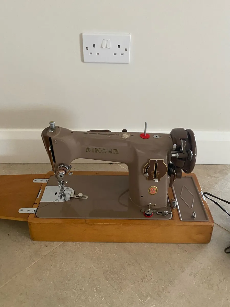 Singer sewing machine - Image 3