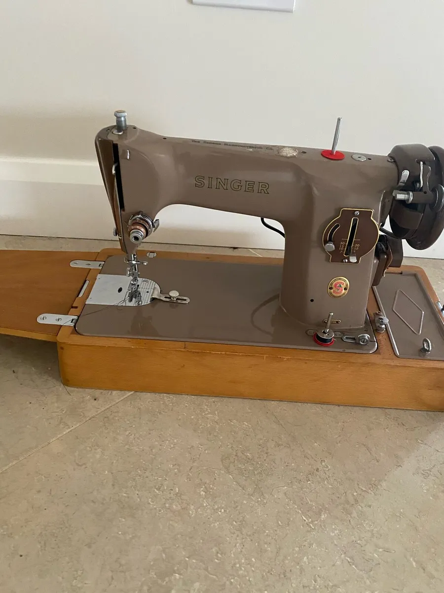 Singer sewing machine - Image 4
