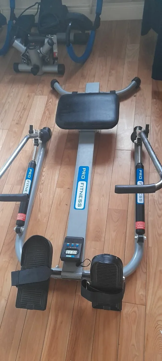 Exercise rowing machine - Image 1