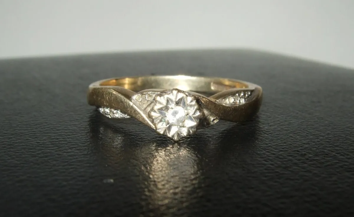 Vintage Hallmarked Diamond 9ct Gold Ring - Image 1