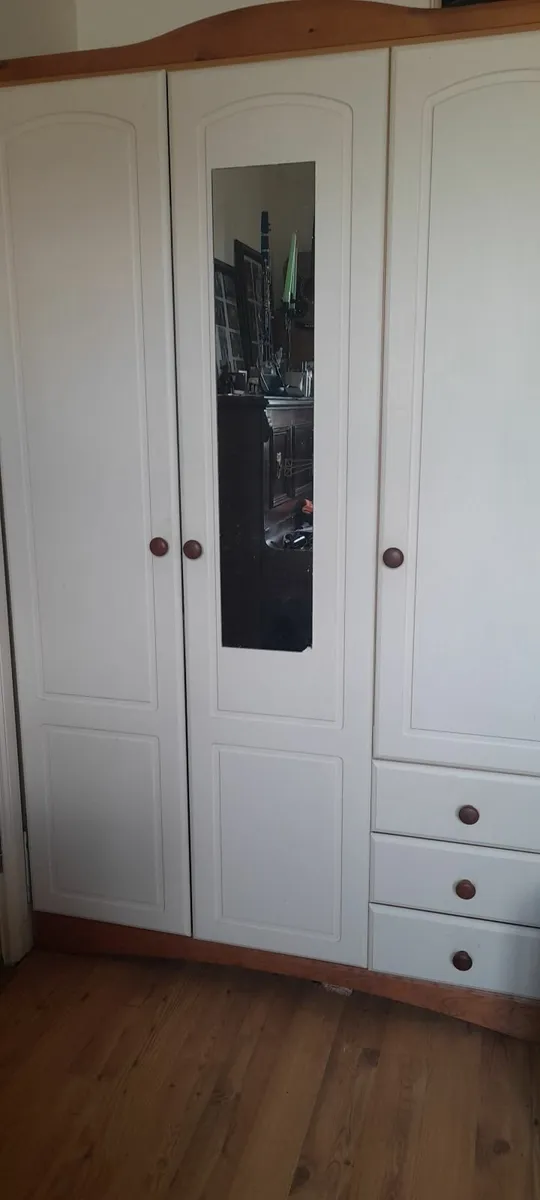 Bedroom wardrobe - Image 1