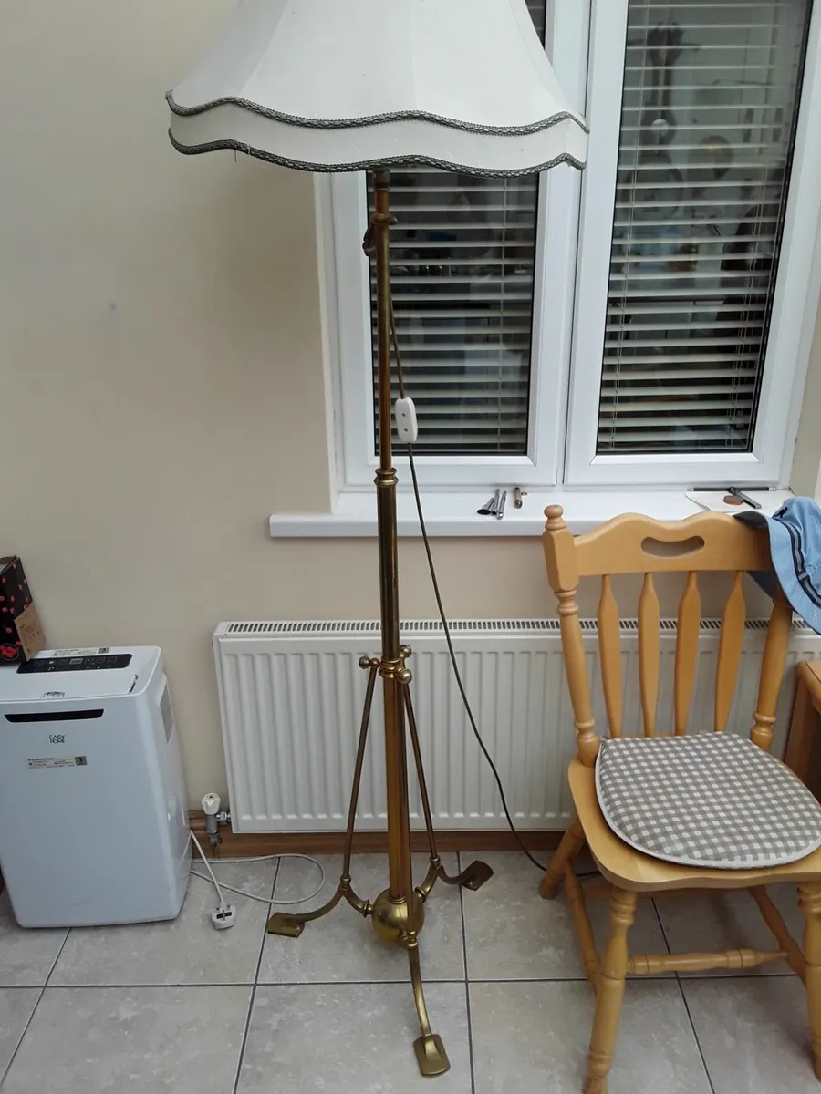 VINTAGE  STANDARD  LAMP. - Image 1