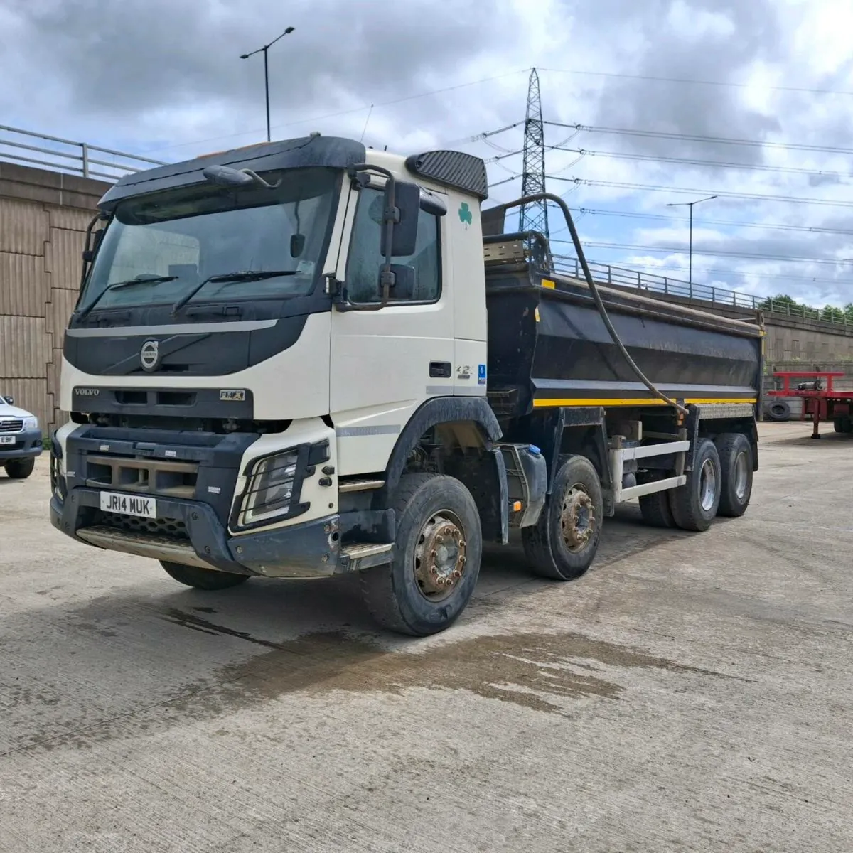 Volvo fmx 420 8x4 tipper - Image 1