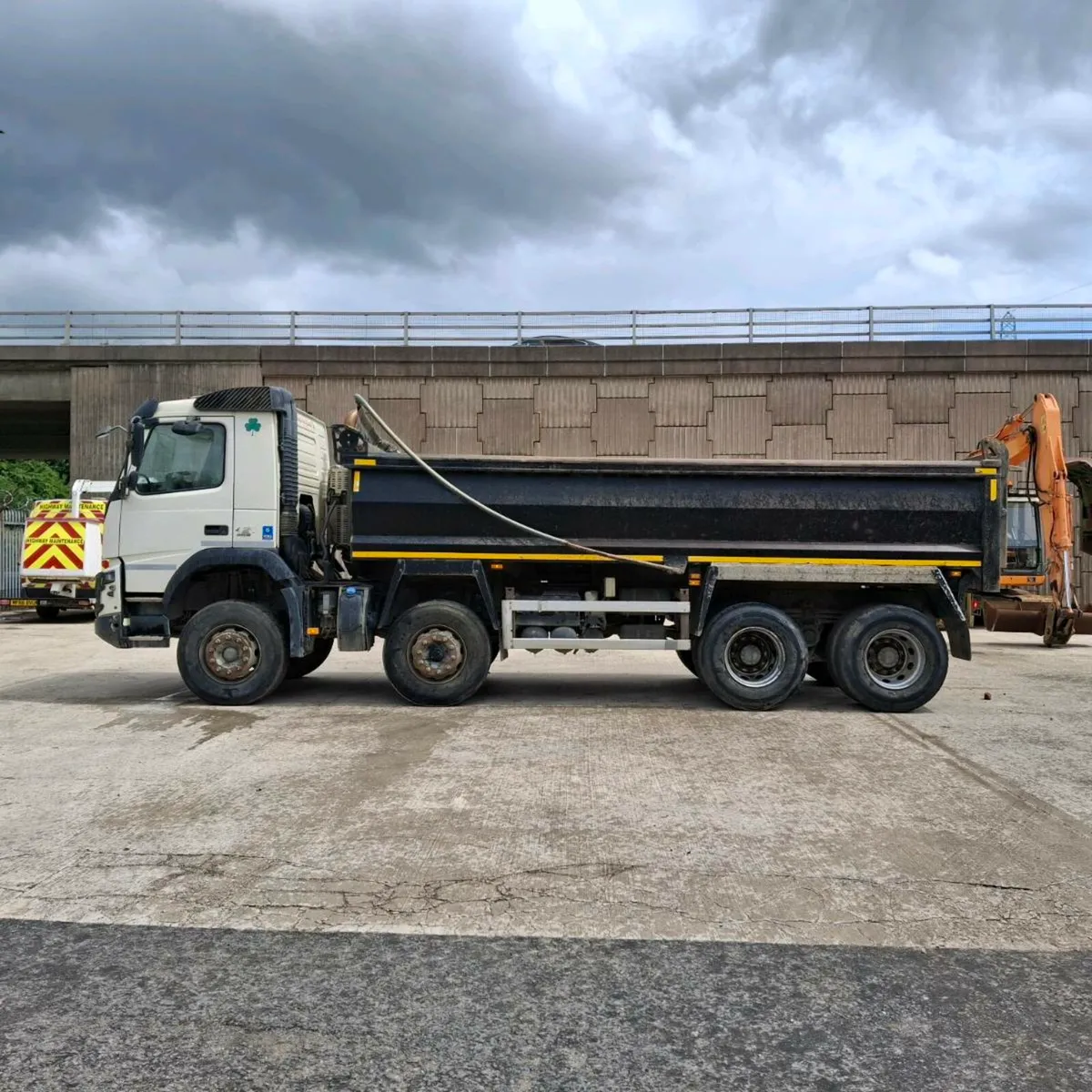 Volvo fmx 420 8x4 tipper - Image 2