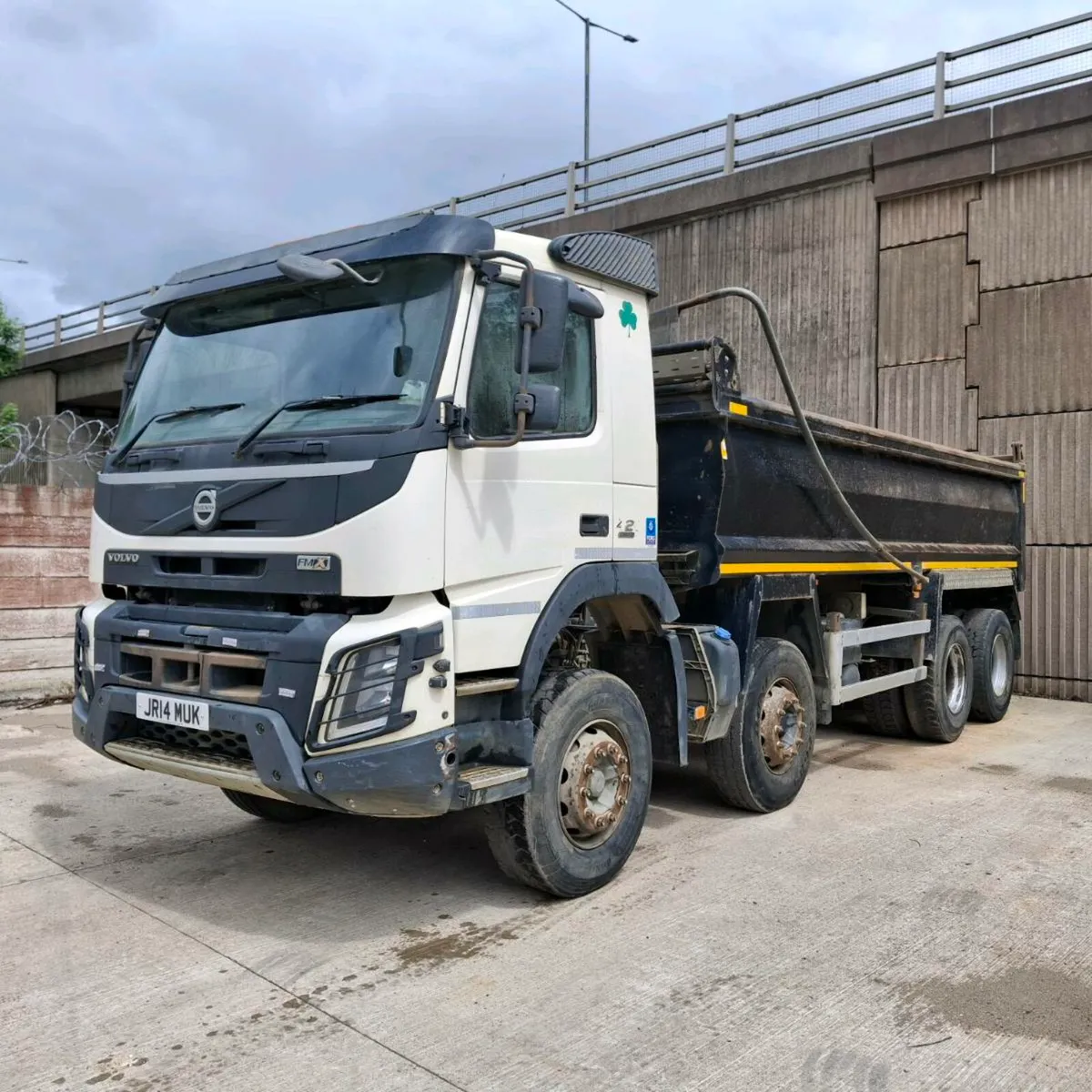 Volvo fmx 420 8x4 tipper - Image 3